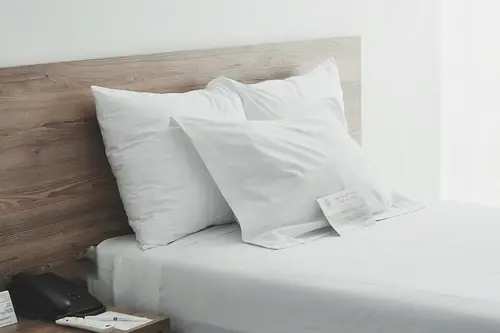 Hotelzimmer im warmen Morgenlicht hinter Vorhängen
