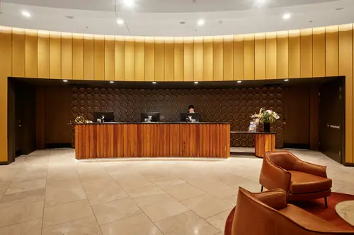 Empfangstresen einer Hotellobby