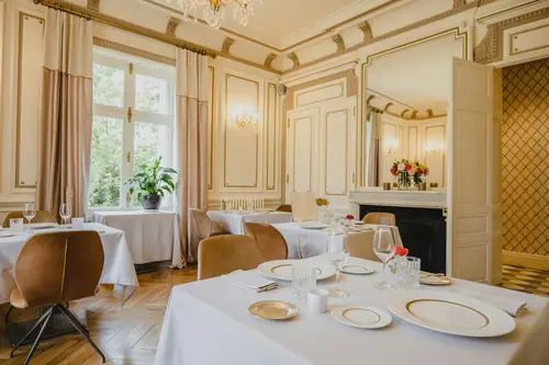 Eingedeckter Speisesaal eines Hotels vor dem Service